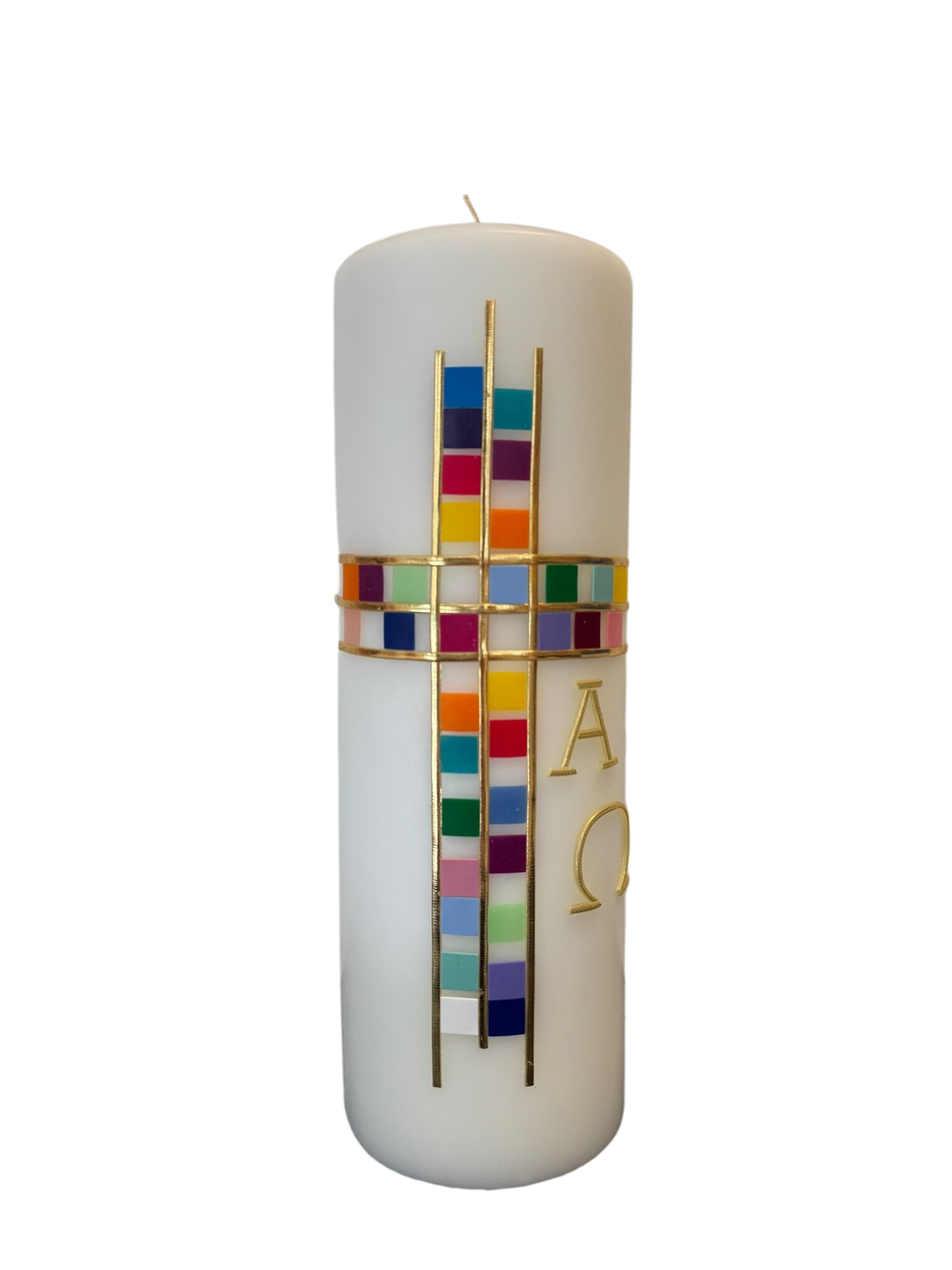 Osterkerze mit modernem bunten Mosaikkreuz auf weißem Hintergrund
