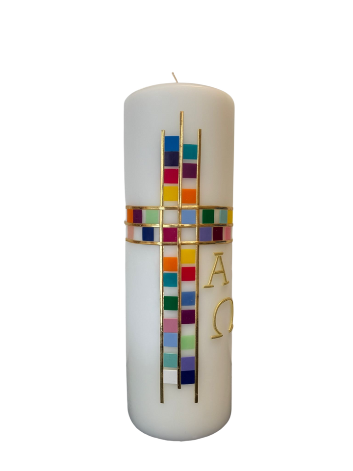 Osterkerze mit modernem bunten Mosaikkreuz auf weißem Hintergrund