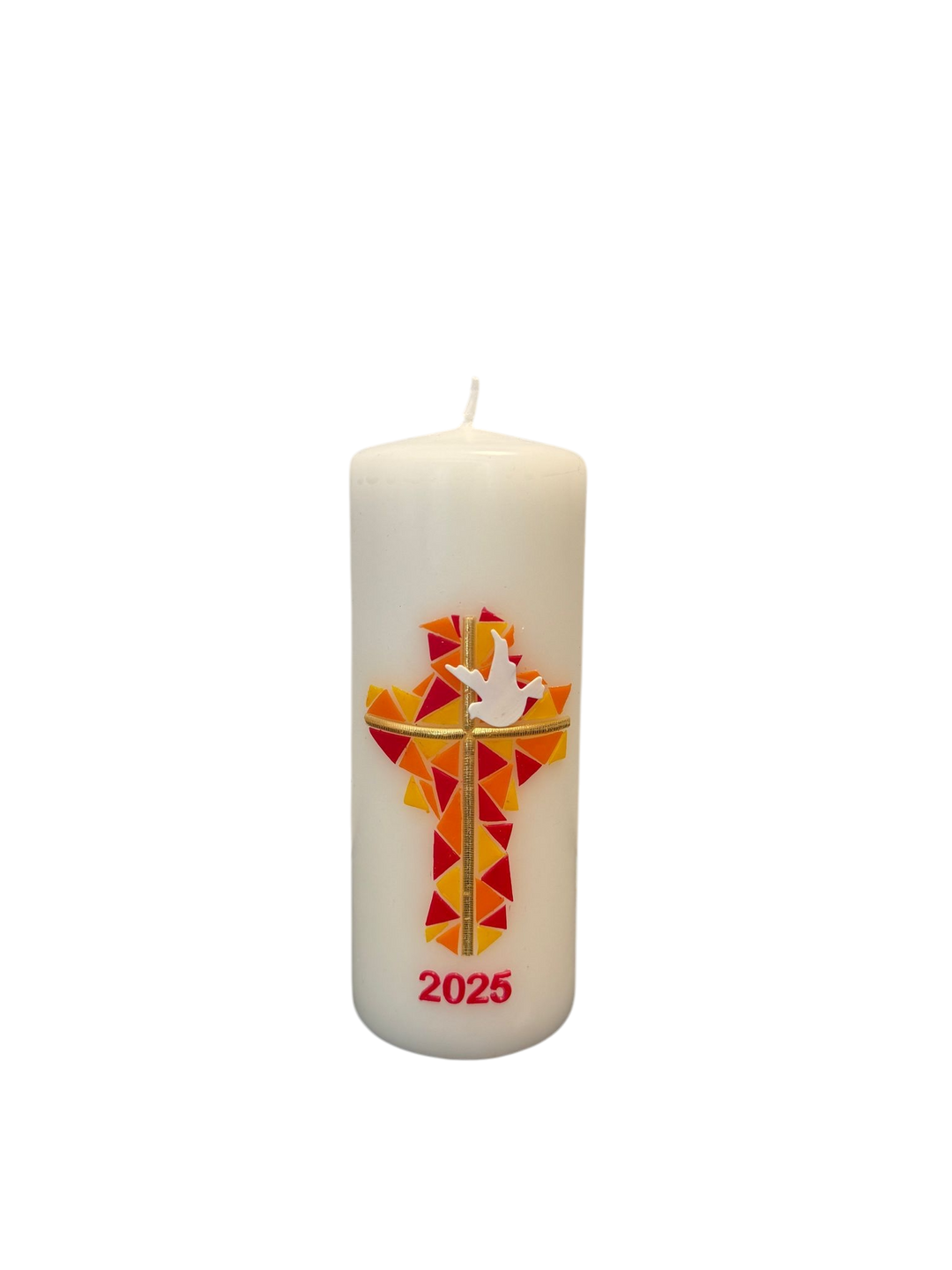 Osterkerze mit modernem bunten Mosaikkreuz auf weißem Hintergrund