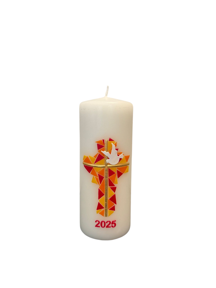 Osterkerze mit modernem bunten Mosaikkreuz auf weißem Hintergrund