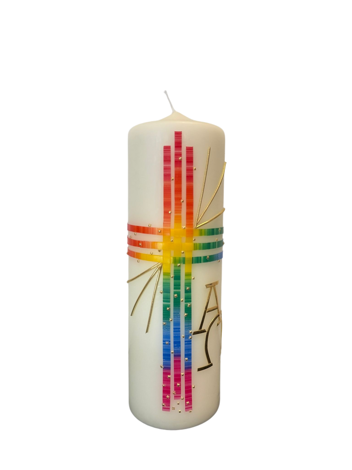 Osterkerze mit Kreuz und Regenbogenfarben sowie christlichen Symbolen