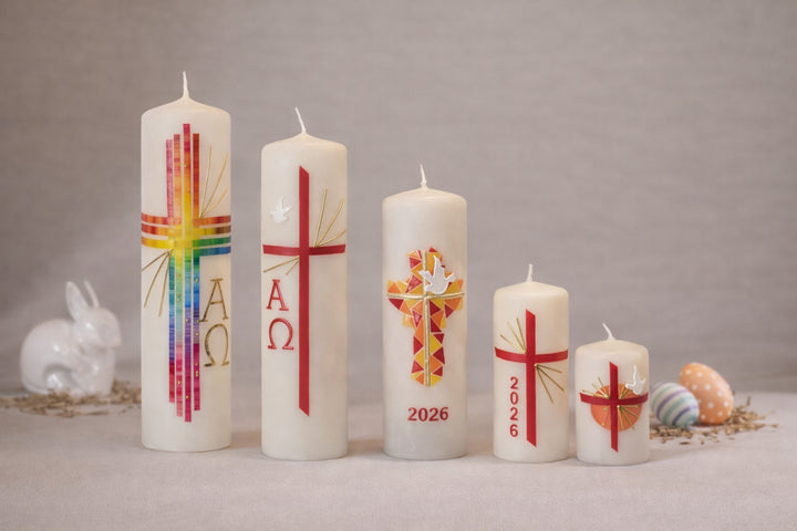 Handverzierte Osterkerzen 2026 mit Kreuz, Alpha und Omega aus Wachs