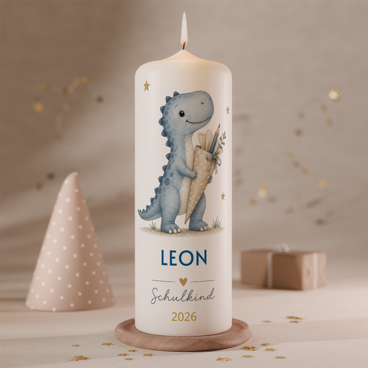 Personalisierte Einschulungskerze mit blauem Dino und Schultüte, Name und Schuljahr als Geschenk zum ersten Schultag.