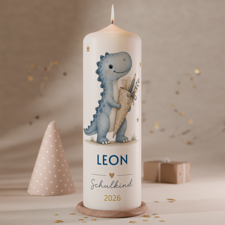 Personalisierte Einschulungskerze mit blauem Dino und Schultüte, Name und Schuljahr als Geschenk zum ersten Schultag.