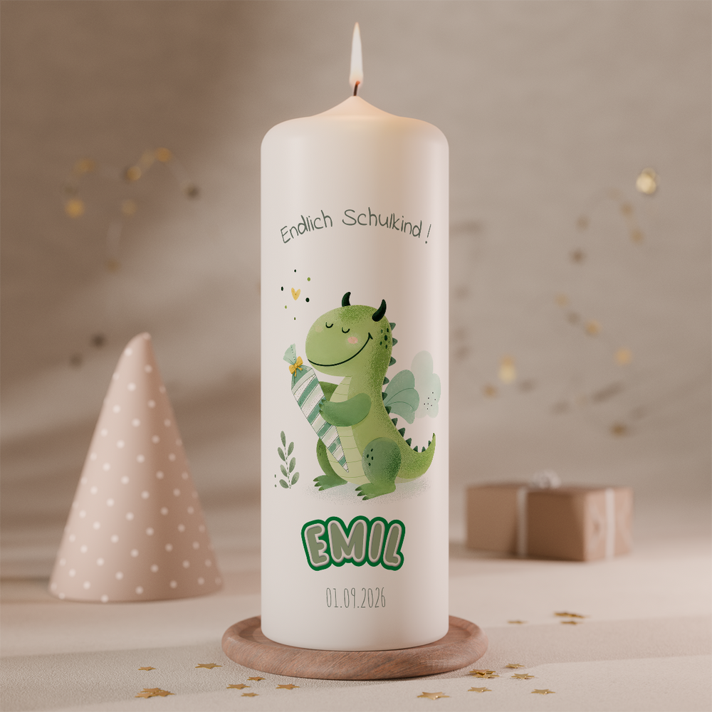 Personalisierte Einschulungskerze mit grünem Drache und Schultüte in 200 × 70 mm