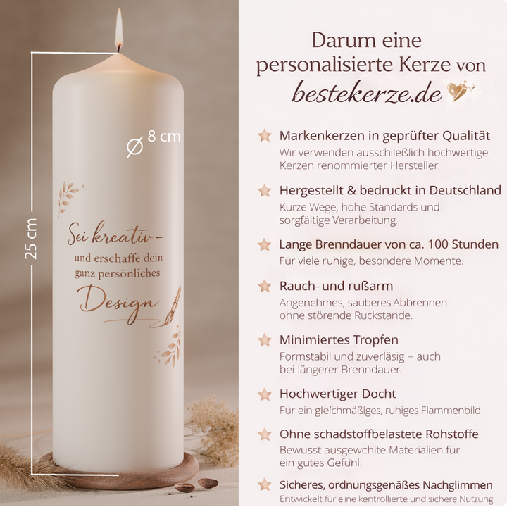 Weiße personalisierte Kerze mit Abmessungen von 25 cm Höhe und 8 cm Durchmesser sowie Qualitätsmerkmalen