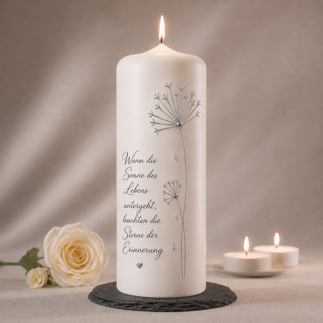 Personalisierte Trauerkerze mit handverzierter Pusteblume aus Wachs in Silberton , individuellem Wunschtext, Name und Gedenkspruch auf hochwertiger weißer RAL-Kerze.