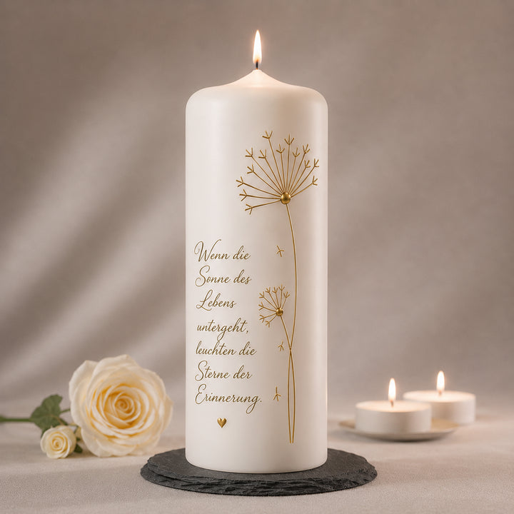 Personalisierte Trauerkerze mit handverzierter Pusteblume aus Wachs, individuellem Wunschtext, Name und Gedenkspruch auf hochwertiger weißer RAL-Kerze.