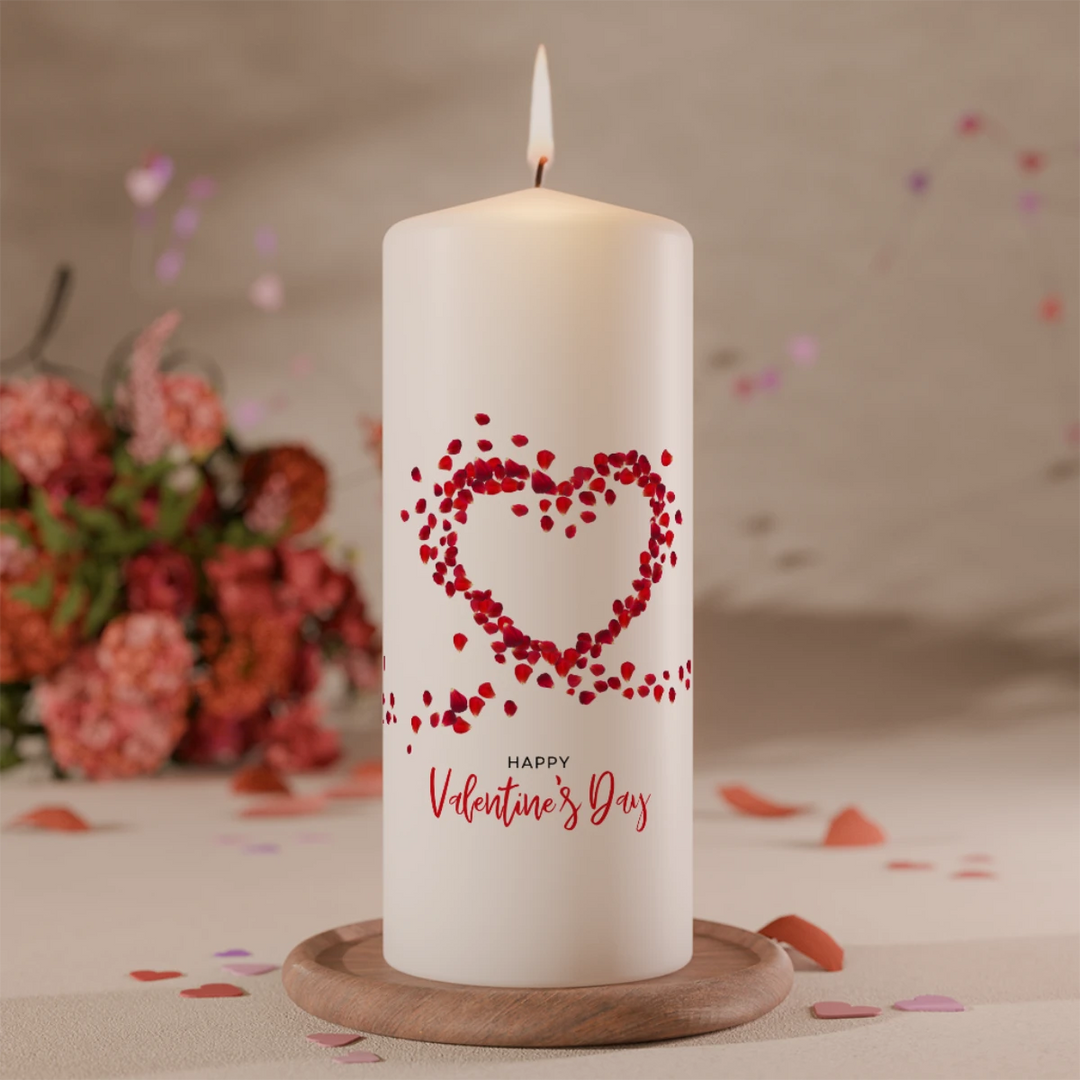 Personalisierte weiße Valentinskerze mit Herz aus roten Blütenblättern