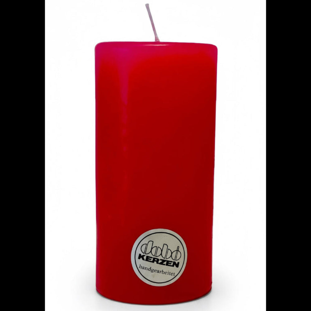 Pinke Stumpenkerze aus Wachs, handgearbeitet und hochwertig gegossen, hergestellt von DOBO Kerzen.