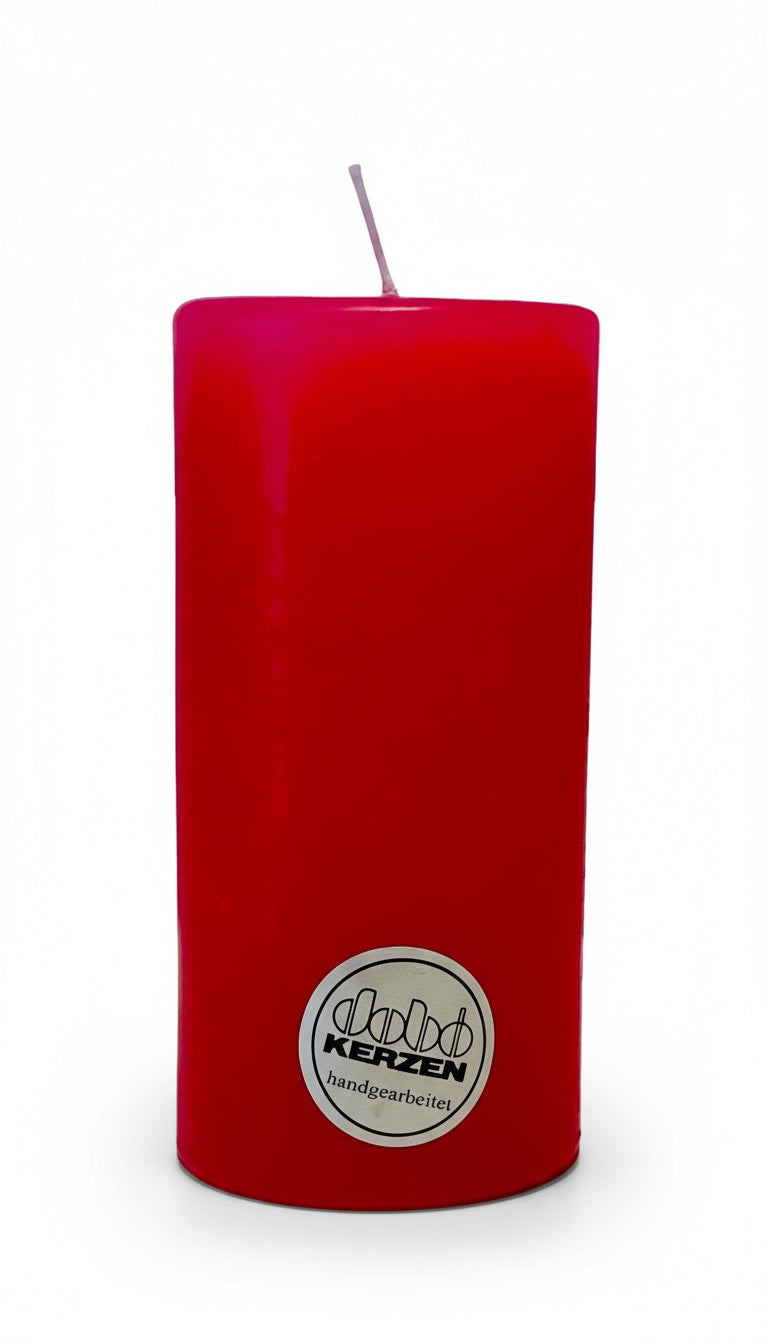 Pinke Stumpenkerze aus Wachs, handgearbeitet und hochwertig gegossen, hergestellt von DOBO Kerzen.