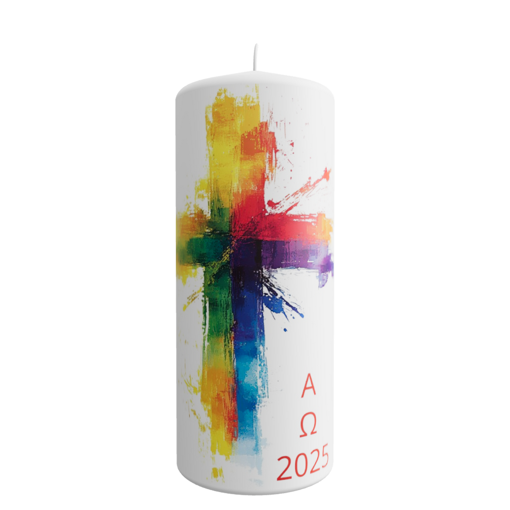 Weiße Osterkerze mit farbigem Kreuz in Pinseloptik, Alpha- und Omega-Zeichen sowie der Jahreszahl 2025