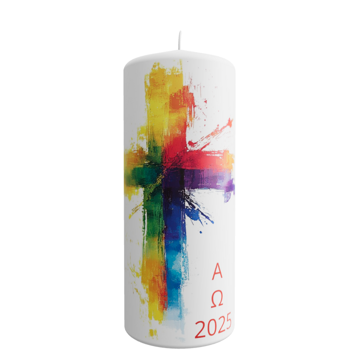 Weiße Osterkerze mit farbigem Kreuz in Pinseloptik, Alpha- und Omega-Zeichen sowie der Jahreszahl 2025
