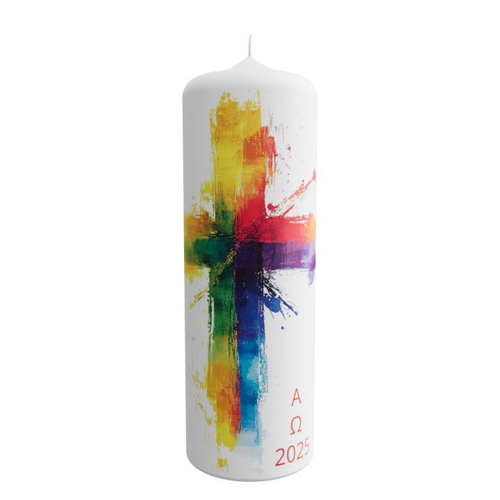 Weiße Osterkerze mit farbigem Kreuz in Pinseloptik, Alpha- und Omega-Zeichen sowie der Jahreszahl 2025