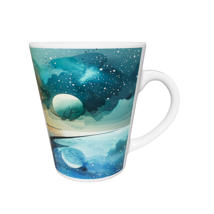 „Latte-Tasse konisch mit poetischem Motiv in Aquarelloptik, Silhouette auf einem Hügel zwischen brennendem Himmel und kosmischer Nacht“