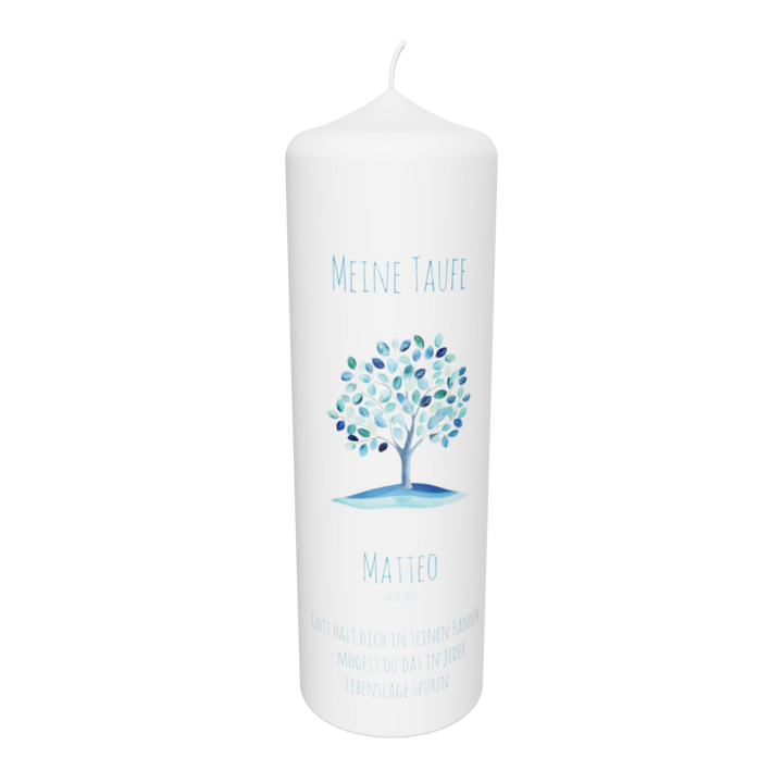 Weiße Taufkerze mit Aufschrift „Meine Taufe“ und dem Namen „Matteo“ über dem Taufdatum. In der Mitte ein stilisierter Lebensbaum über einer blauen Wasserfläche. Darunter ein Segensspruch in blauer Schrift. Die Kerze steht auf einer runden Schieferplatte, im Hintergrund ein gedeckter Tisch mit Blumen