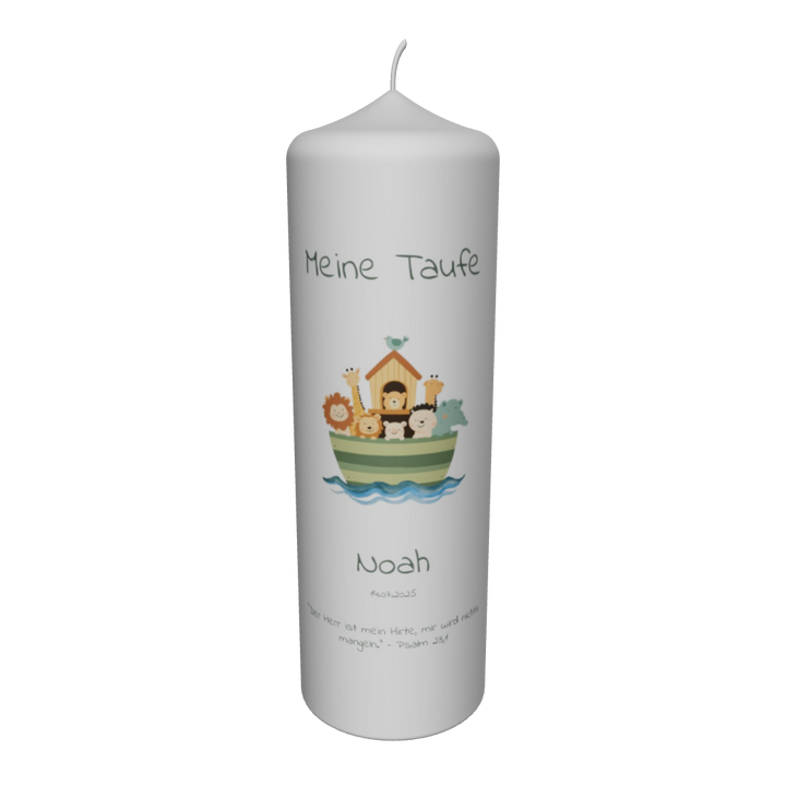 Weiße Taufkerze mit Arche-Noah-Motiv und Tieren, dem Namen „Noah“, dem Schriftzug „Meine Taufe“ sowie einem Bibelvers aus Psalm 23, freigestellt auf transparentem Hintergrund