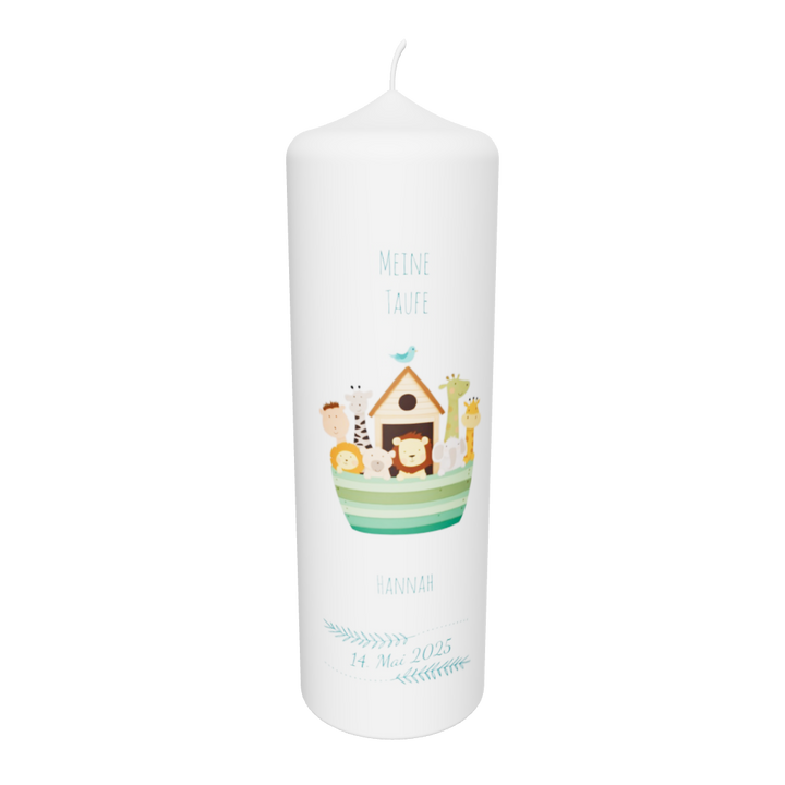 Weiße Taufkerze mit kindlichem Arche-Noah-Motiv, dem Schriftzug „Meine Taufe“, dem Namen „Hannah“ und dem Taufdatum „14. Mai 2025“, auf schwarzem Hintergrund freigestellt.