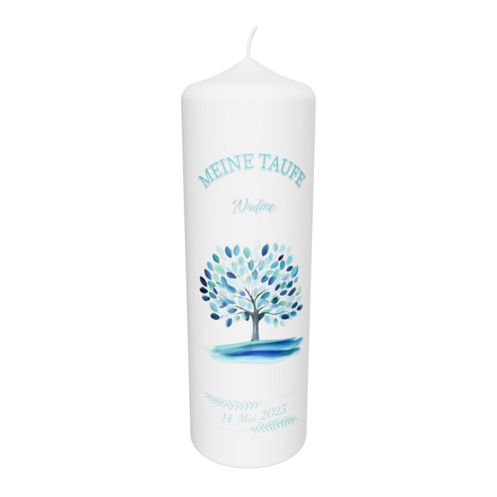 Weiße Taufkerze mit stilisiertem Baum-Motiv in Blau- und Grüntönen, dem Schriftzug „Meine Taufe“, dem Namen „Vadim“ und dem Taufdatum „14. Mai 2025“, freigestellt auf schwarzem Hintergrund.