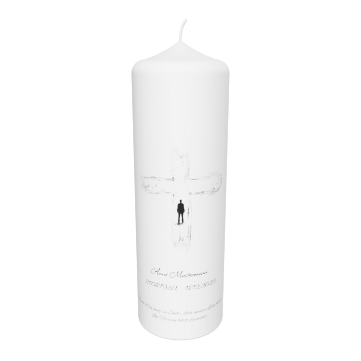 Freigestellte weiße Trauerkerze mit zartem Kreuz und kleiner Figur – Symbol für Abschied, Licht und Erinnerung.