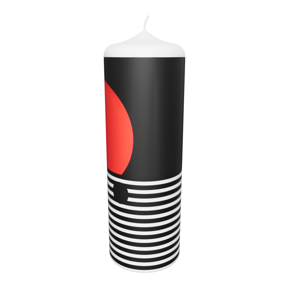 Künstlerkerze mit rotem Sonnenmotiv und geometrischen Linien in Schwarz-Weiß – minimalistisches Design mit ruhiger Balance.