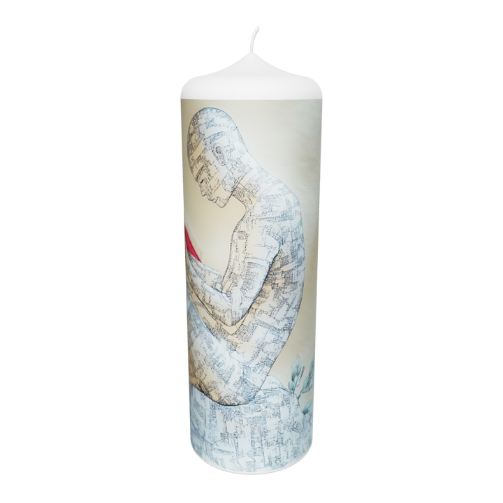 Künstlerkerze mit menschlicher Figur aus Schriftfragmenten und grafischem Hintergrund.