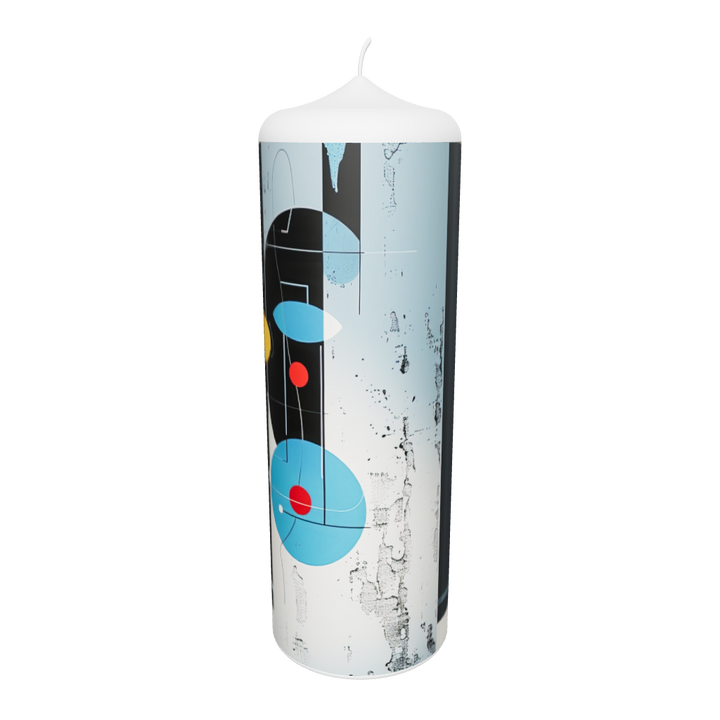 Künstlerkerze mit abstrakter Collage aus Gesichtern und Farbflächen in Blau, Schwarz und Rot.