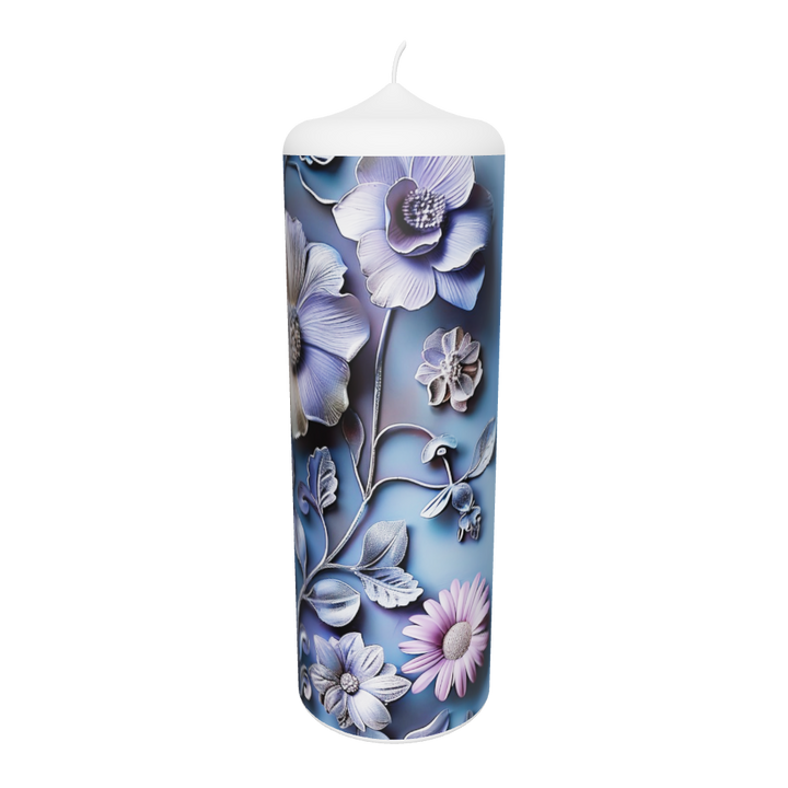 Künstlerkerze mit Blumenmuster in kräftigen Farben auf dunklem Hintergrund