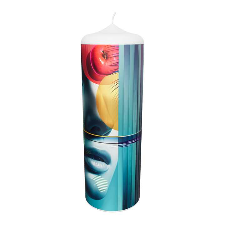 Künstlerkerze mit exotischen Pflanzen und Wasserreflexionen