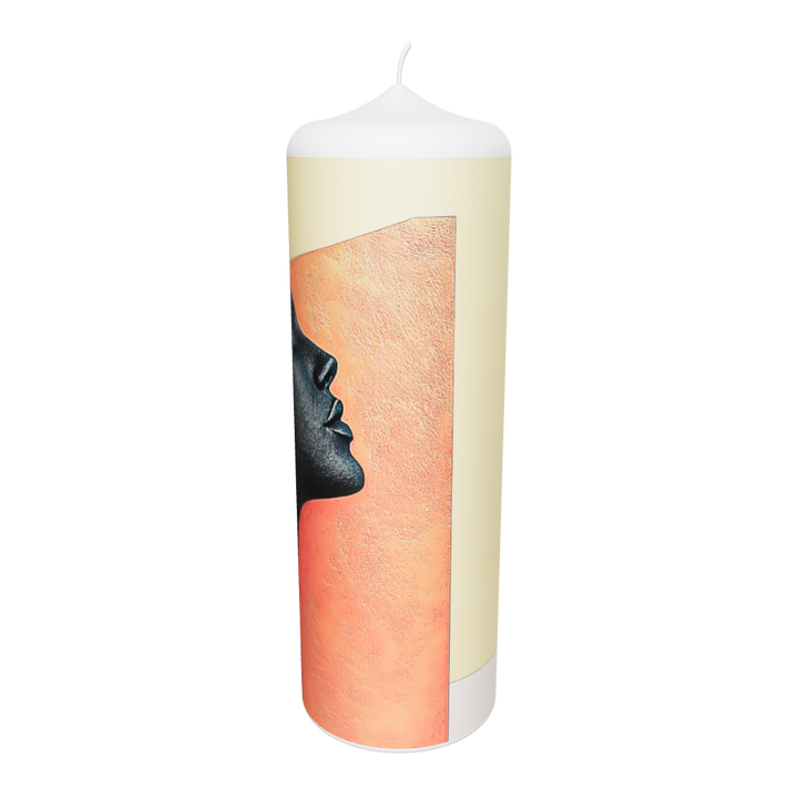 Künstlerkerze mit rot-blauer Teilung und Silhouette in Bewegung