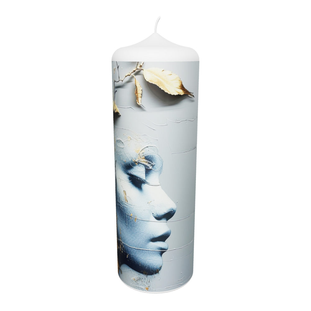 Künstlerkerze mit Frauenfigur, goldenen Blattakzenten und vergänglicher Atmosphäre.