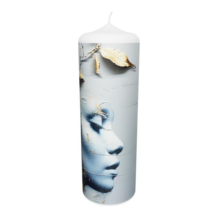 Künstlerkerze mit Frauenfigur, goldenen Blattakzenten und vergänglicher Atmosphäre.