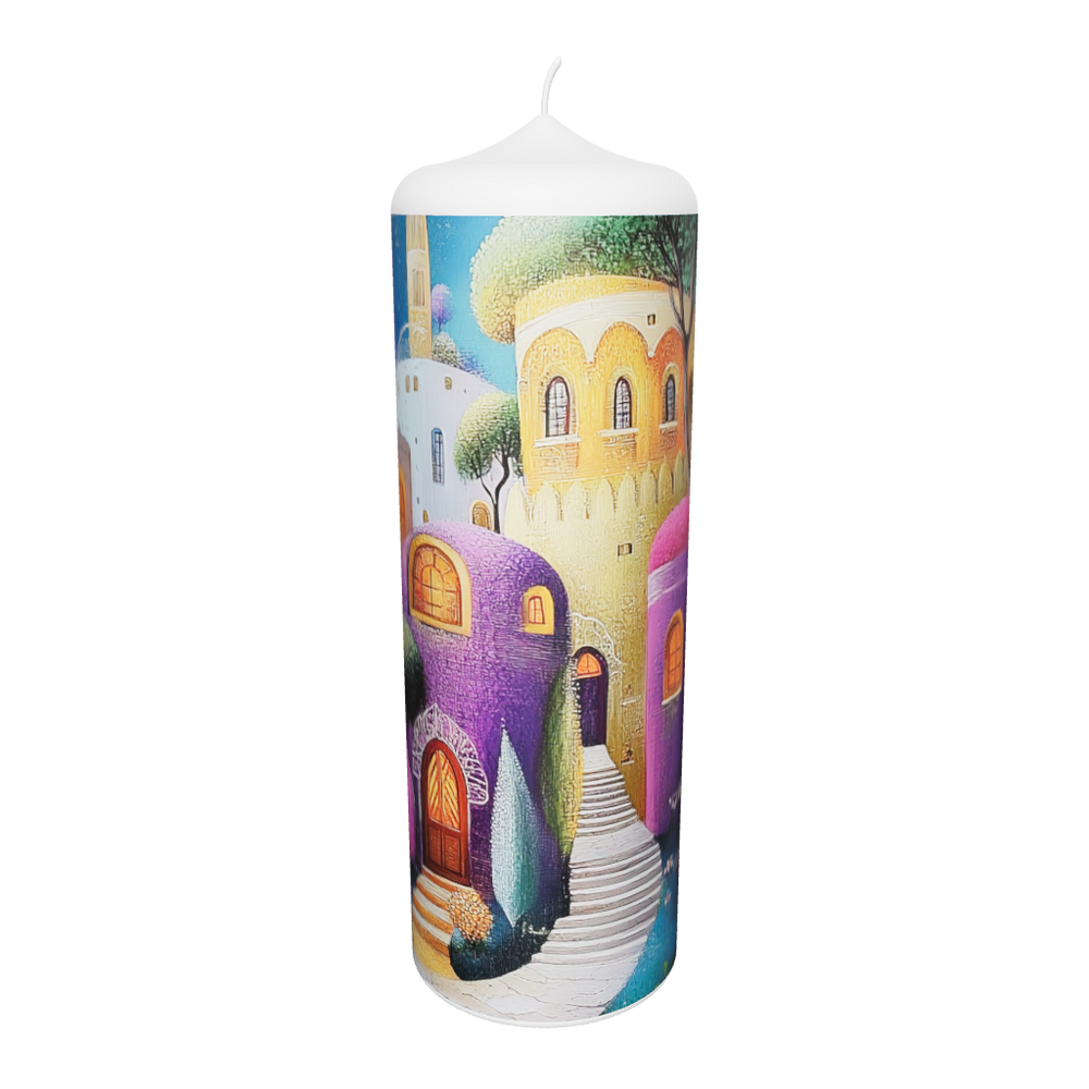 Künstlerkerze mit verspielter Stadtlandschaft in Rosa, Gelb und Violett, inspiriert von Traumsequenzen.