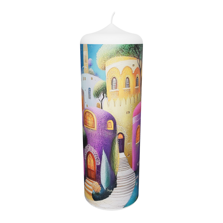 Künstlerkerze mit verspielter Stadtlandschaft in Rosa, Gelb und Violett, inspiriert von Traumsequenzen.
