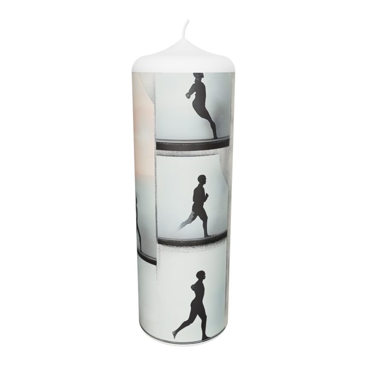 Künstlerkerze mit weichem Farbverlauf und schemenhafter Figur