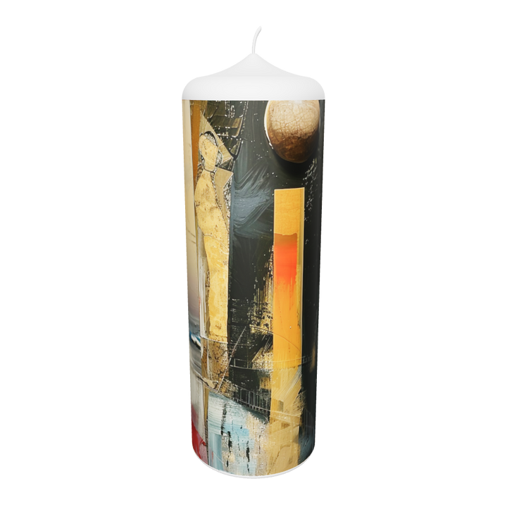 Künstlerkerze mit klassischer Figur, gebrochen in linearen Formen und zarten Lichtstrukturen – Sinnbild für Ruhe und innere Sammlung.