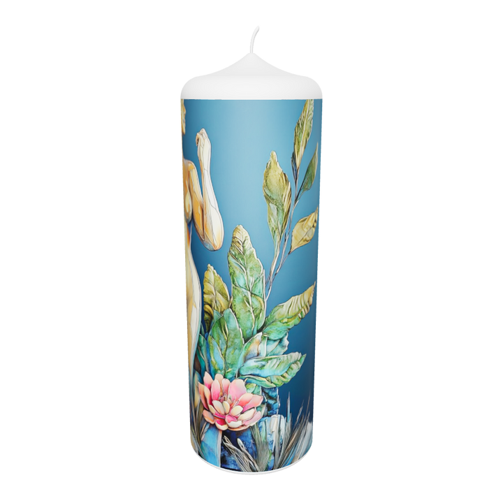 Künstlerkerze mit goldschimmernder Frauengestalt zwischen floralen Motiven – Symbol für Wachstum, Schönheit und Naturverbundenheit.