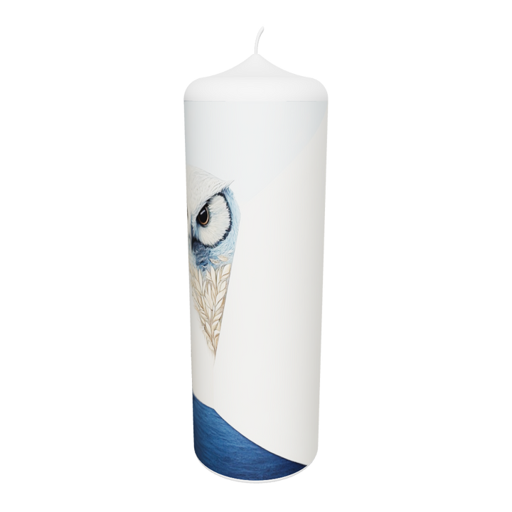 Künstlerkerze mit Eule und einsamer Figur – Symbol für Erkenntnis, Stille und das Sehen des Verborgenen.