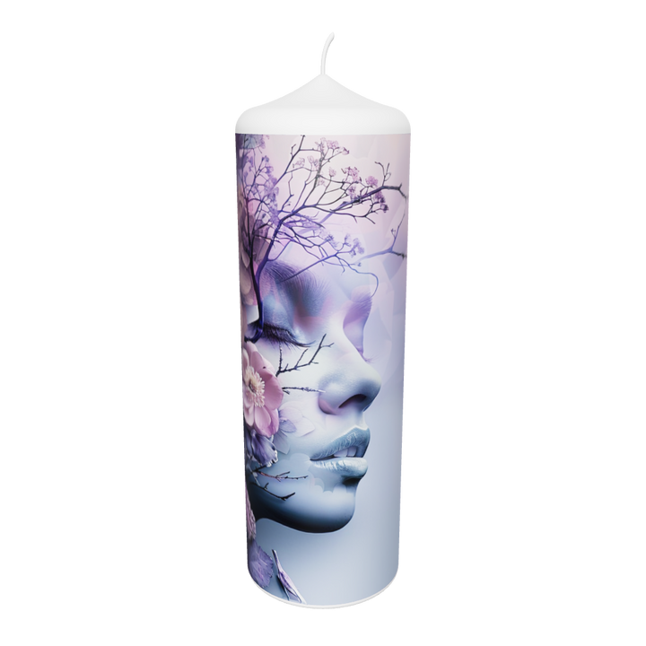 Künstlerkerze mit zartem Porträt und leuchtenden Blüten in Rosa-Grün – Symbol für Vergänglichkeit, Licht und innere Ruhe.