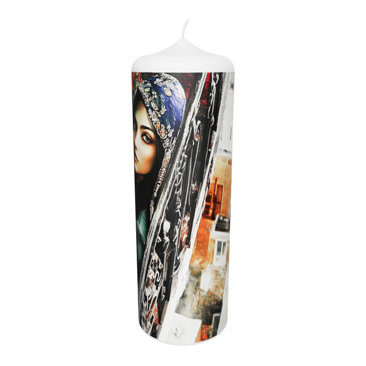 Künstlerkerze mit weiblichem Porträt und verträumter Naturkulisse – Symbol für die Verbindung von Traum und Wirklichkeit.