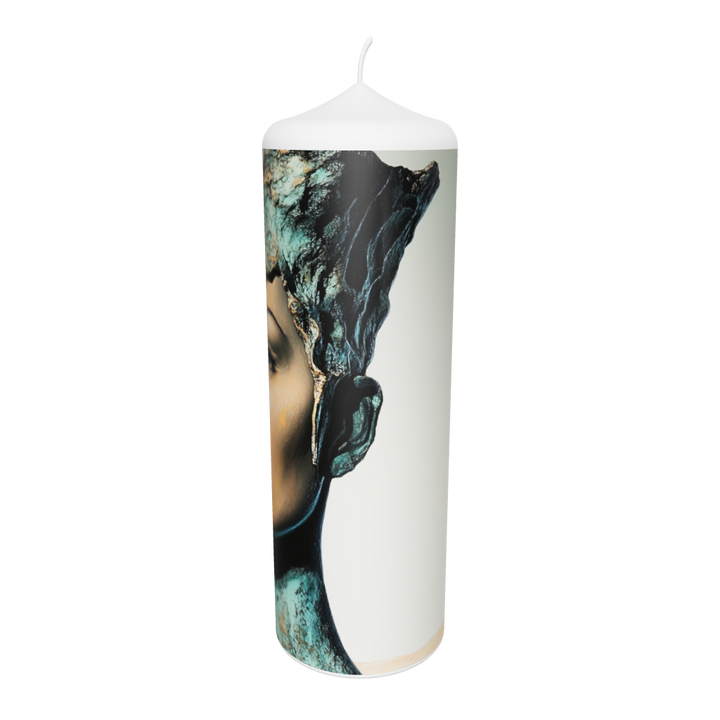 Künstlerkerze mit stilisiertem Frauengesicht und verwelktem Floralmuster – Symbol für Schönheit und Vergänglichkeit.