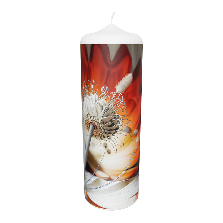 Künstlerkerze mit abstrahierten Blumen in sanften Aquarelltönen – Symbol für Leichtigkeit und Vergänglichkeit der Natur.