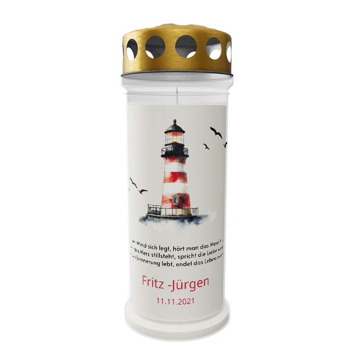 Weiße Gedenkkerze mit goldenem Deckel und maritimem Motiv vor weißem Hintergrund. Auf der Kerze ist ein rot-weiß gestreifter Leuchtturm abgebildet, umgeben von fliegenden Möwen. Darunter steht ein Gedenkspruch in feiner Schrift. In Rot hervorgehoben sind der Name „Fritz - Jürgen“ und das Datum „11.11.2021“