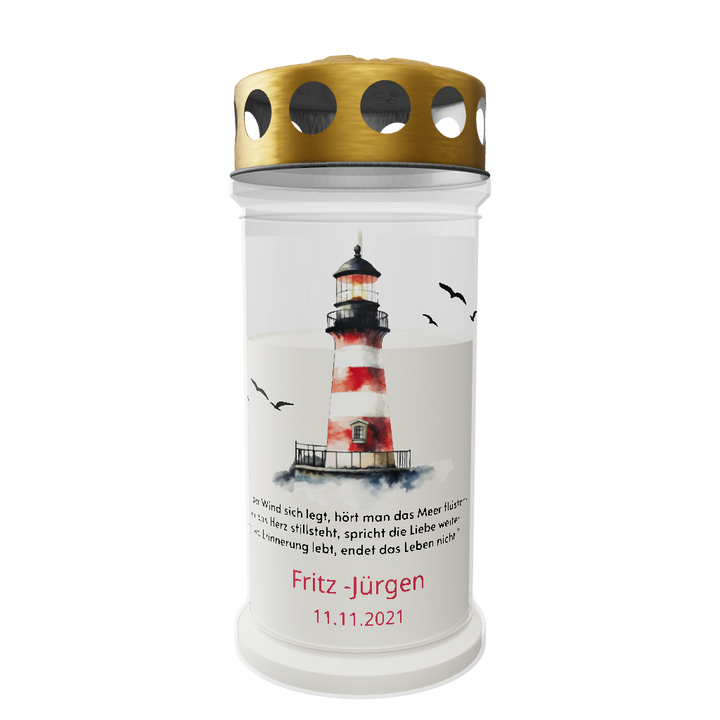 Weiße Gedenkkerze mit goldenem Deckel und maritimem Motiv vor weißem Hintergrund. Auf der Kerze ist ein rot-weiß gestreifter Leuchtturm abgebildet, umgeben von fliegenden Möwen. Darunter steht ein Gedenkspruch in feiner Schrift. In Rot hervorgehoben sind der Name „Fritz - Jürgen“ und das Datum „11.11.2021“