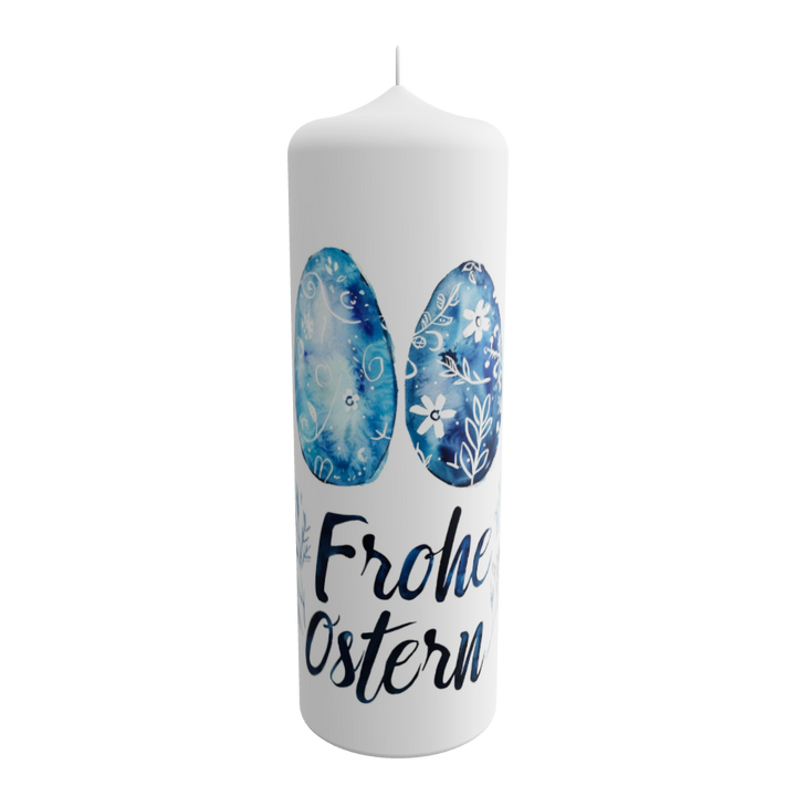 Weiße Osterkerze mit zwei blau verzierten Ostereiern und dem Schriftzug „Frohe Ostern“ in moderner Handschrift
