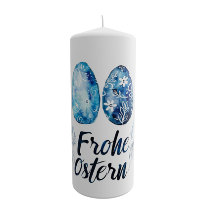 Weiße Osterkerze mit zwei blau verzierten Ostereiern und dem Schriftzug „Frohe Ostern“ in moderner Handschrift