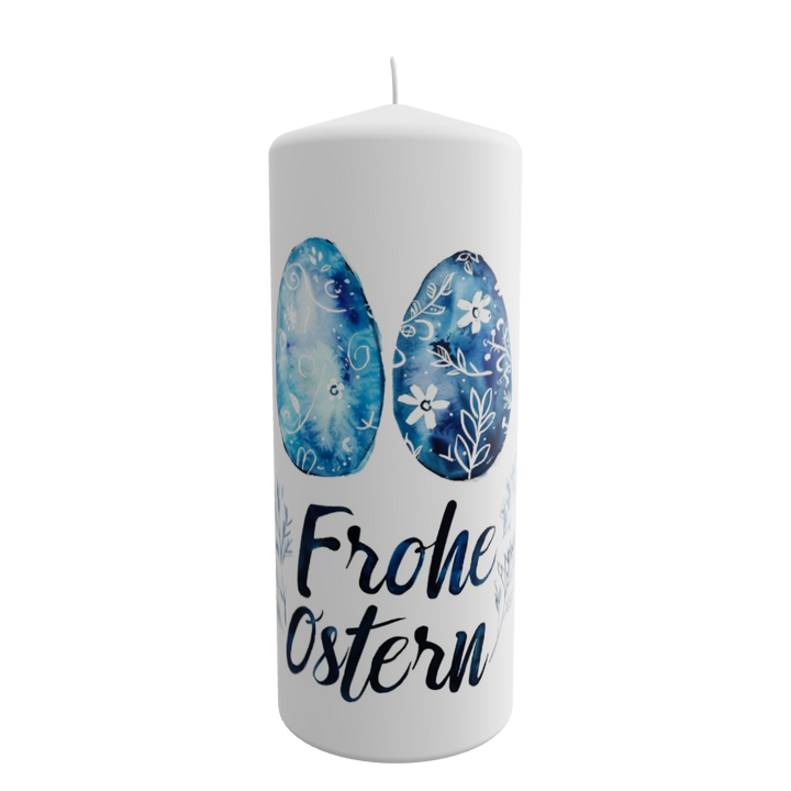 Weiße Osterkerze mit zwei blau verzierten Ostereiern und dem Schriftzug „Frohe Ostern“ in moderner Handschrift
