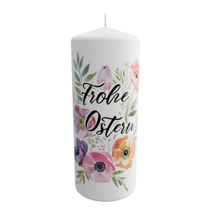 Weiße Osterkerze mit bunten Aquarellblumen und dem Schriftzug „Frohe Ostern“ in eleganter Handschrift