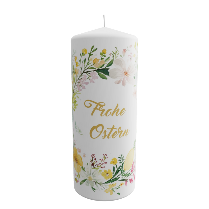 Weiße Osterkerze mit buntem Blütenkranz und goldfarbenem „Frohe Ostern“-Schriftzug in geschwungener Schrift
