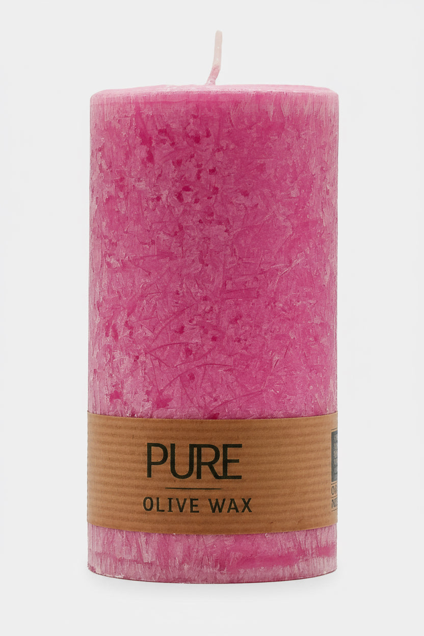 Stumpenkerze PURE Fuchsia aus Olivenwachs – Wenzel Kerzen, 120 mm hoch, 70 mm Ø, kräftige Farbe, natürliche Struktur, handgefertigt.